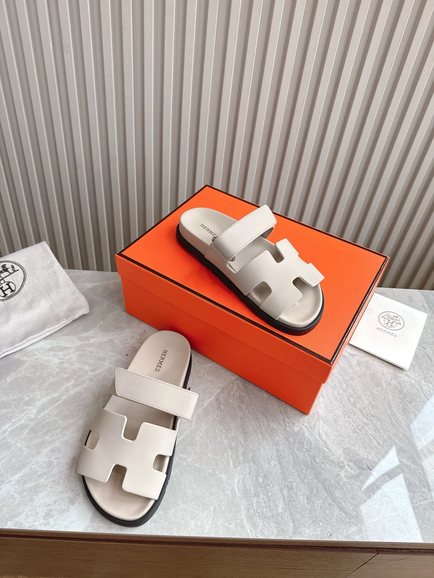 p480🐮🐮Couple model (top version) H family 2024 spring and summer new style HERMES Hermes' recently popular couple model pig nose angle sandals and slippers, paired with various colorful socks, popular. Upper: imported original deerskin (the genuine leather edging is not ordinary super migration). Lining: imported genuine leather. Outsole: Tpu non-slip and wear-resistant outsole. Size: Female 35-42 (40/42 non-returnable and non-exchangeable) Male size: 39-45 (45 non-refundable and non-exchangeable)